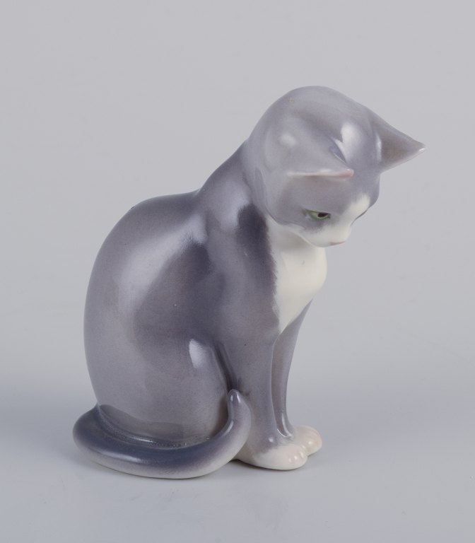 Royal Copenhagen. Porcelænsfigur af siddende kat.
