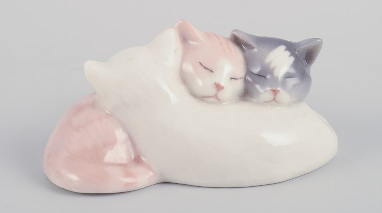 Royal Copenhagen. Porcelænsfigur af tre sovende kattekillinger.