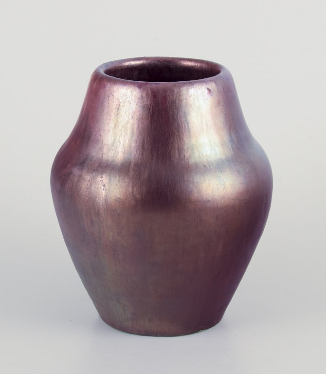 Søren Kongstrand, dansk keramiker.
Unikavase i blank lustreglasur.