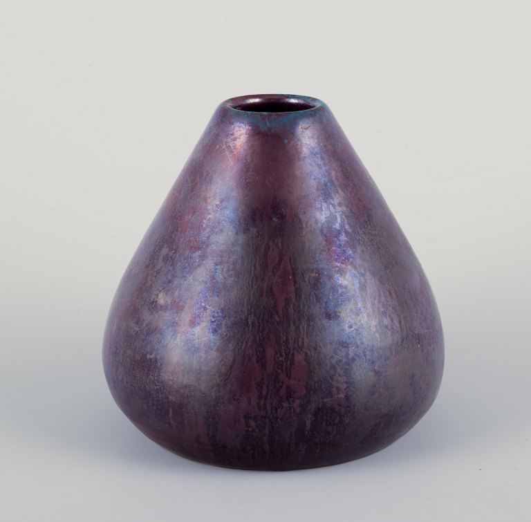 Søren Kongstrand, dansk keramiker.
Unikavase i blank lustreglasur.
