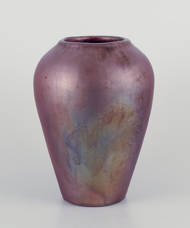 Jens Petersen, Danish ceramicist.
Large unique vase in shiny lustre glaze.
