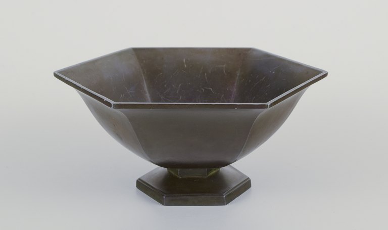 Just Andersen, Danmark.
Sekskantet skål på fod.