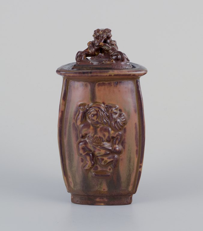 Bode Willumsen for Royal Copenhagen.
Lågkrukke af sungglaseret stentøj.