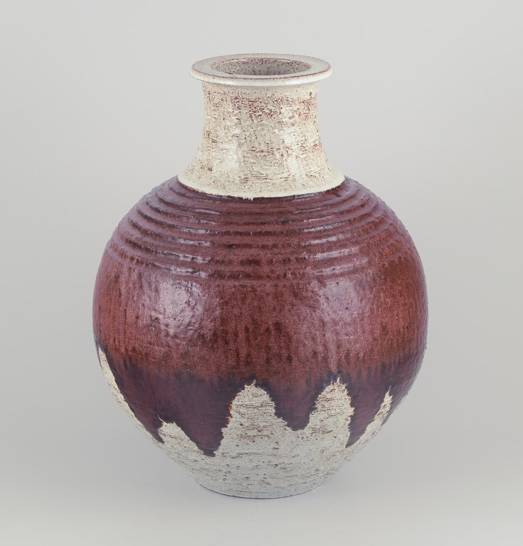 Europæisk studiokeramiker.
Unika gulvvase i keramik.