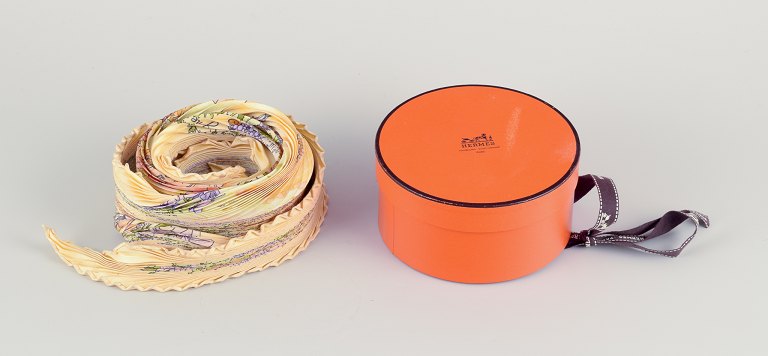 Hermès. Pleated scarf made of 100% silk.