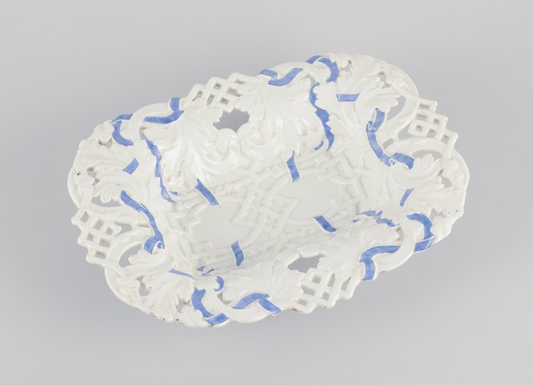 Meissen, Tyskland.
Stor firkantet skål i porcelæn.