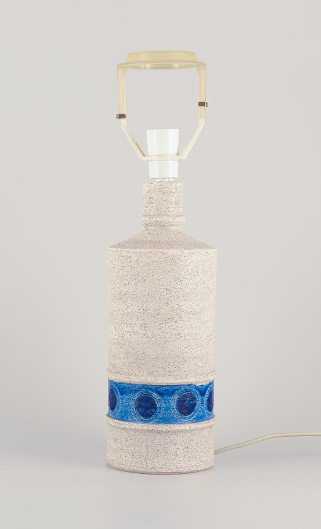 Aldo Londi (1911–2003) for Bitossi, Italien.
Stor bordlampe i glaseret keramik.