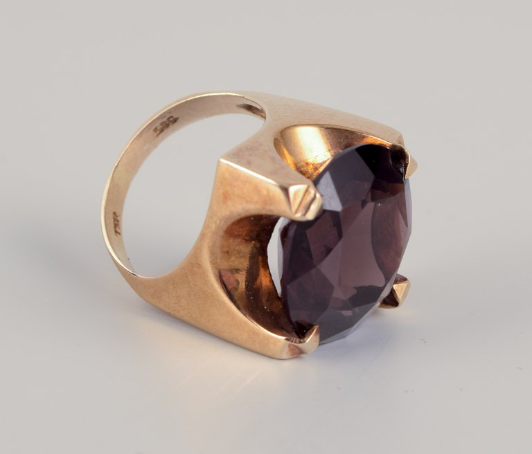 Thomas Skat-Rørdam, modernist cocktail ring in 14 karat gold.Adorned with smoky quartz.