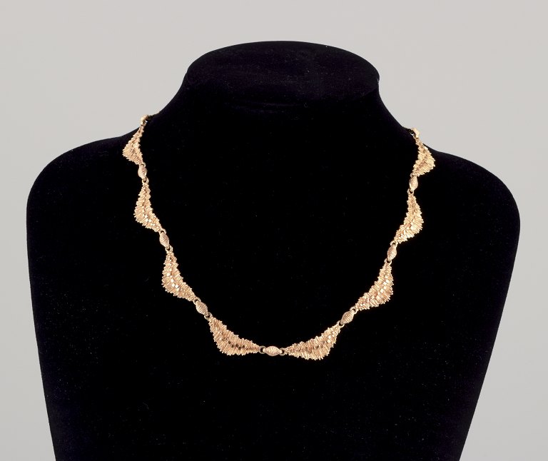 Flora Danica Jewellery, produceret hos Eggert. 
Halskæde i forgyldt sterlingsølv.