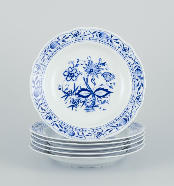 Kahla, Tyskland.
Et sæt på seks dybe tallerkener i porcelæn.