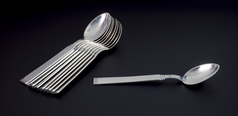 Horsens Sølv, Danmark.
Et sæt på ni kaffeskeer i tretårnet sølv.