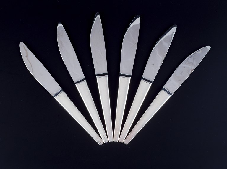 Georg Jensen Caravel, et sæt på seks middagsknive i sterlingsølv.