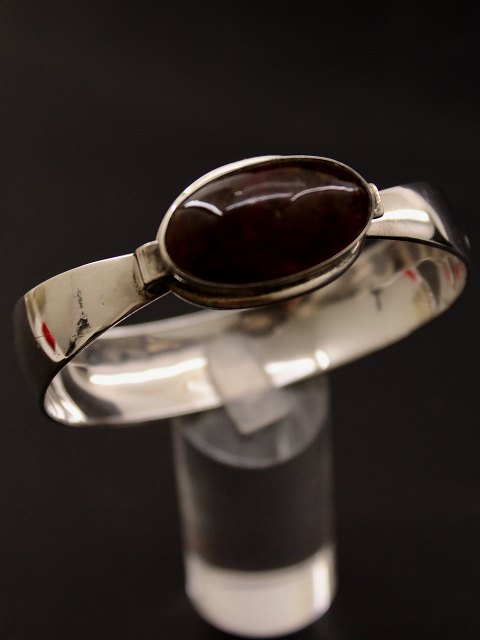 N E From armring med rav