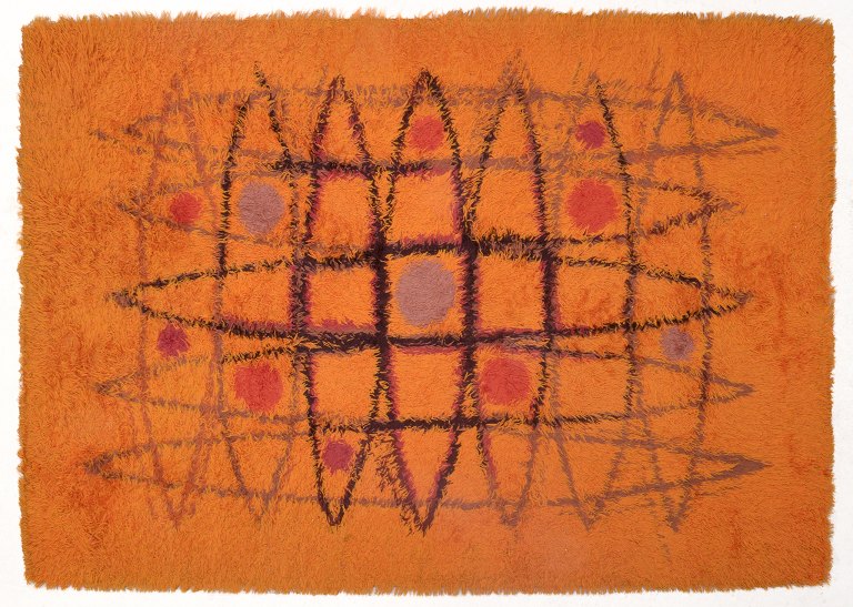 Skandinavisk tekstilkunstner.
Stort ryatæppe af bomuld.
Abstrakt motiv. Space Age.