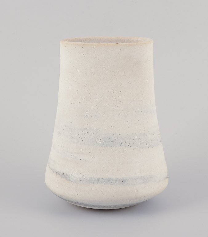 Lucie Rie (1902-1995), østrigsk-født britisk keramiker. Eget værksted. 
Stor modernistisk unika vase i glaseret stentøj.