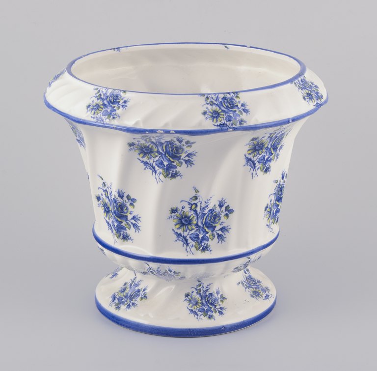 Capodimonte, Italien.
Stor urtepotteskjuler af fajance.