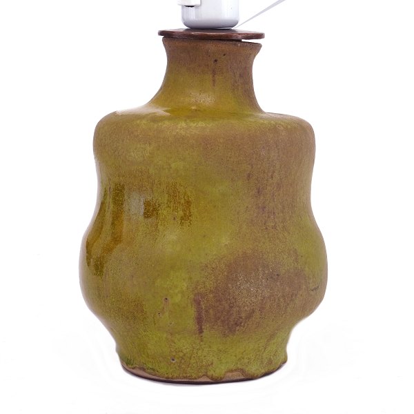 Christian Poulsen, 1911-91, lampe i stentøj med delvis blank solfatara glasur. 
Signeret. H: 21cm. + fatning