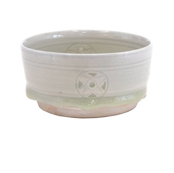 Gertrud Vasegaard, 1913-2007, rund skål med gennembrudt dekoration med 
transparent glasur. Signeret. H: 5cm. D: 10,5cm
