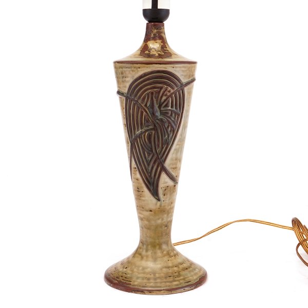 Axel Salto lampe. Axel Salto for Royal Copenhagen lampe af stentøj med dekoration i form af "levende sten" udført i sung glasur. Signeret Salto. H: 37cm