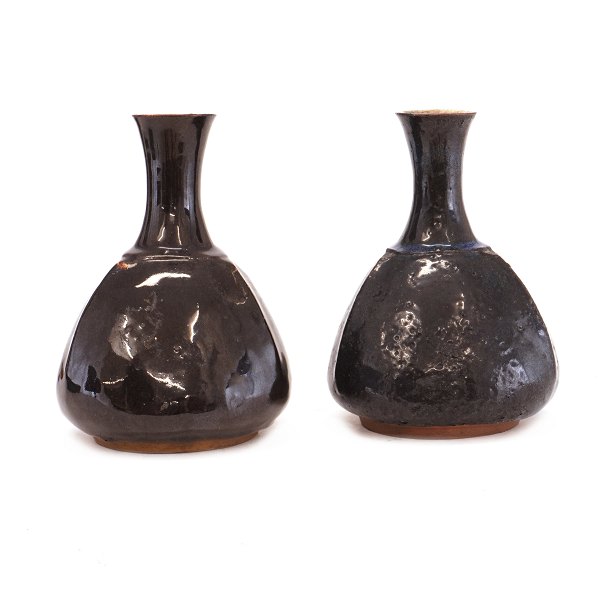 Pair of stoneware vases by Lisbeth Munch-Petersen, 1909-97. H: 16cm