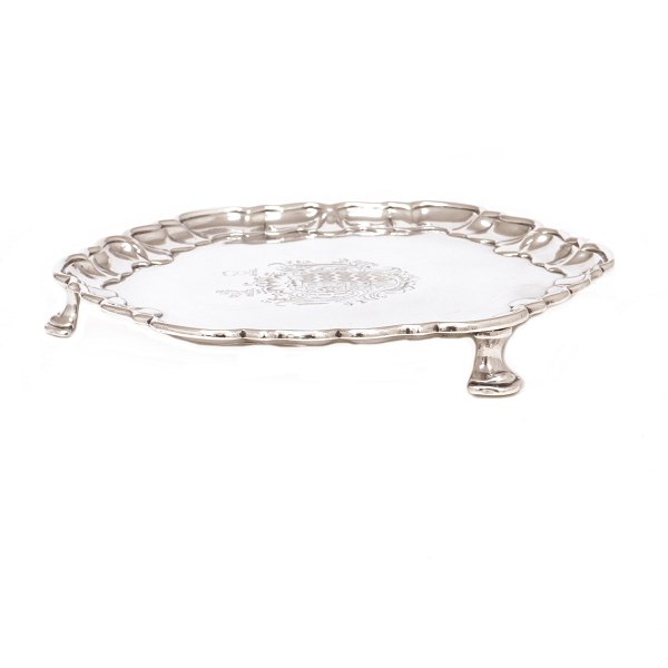 George II silver salver with coat of arms. London 1736-37. H: 2cm. D: 18cm. W: 
372gr