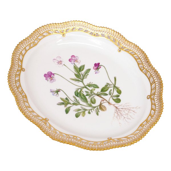 Flora Danica ovalt serveringsfad med gennembrudt fane. "Viola tricolor". Royal 
Copenhagen år 1950. Mål: 27x22cm