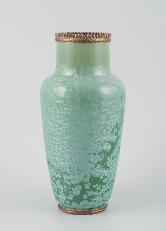 Ubekendt fransk keramiker.
Vase af stentøj. Krystalglasur i grønne toner.