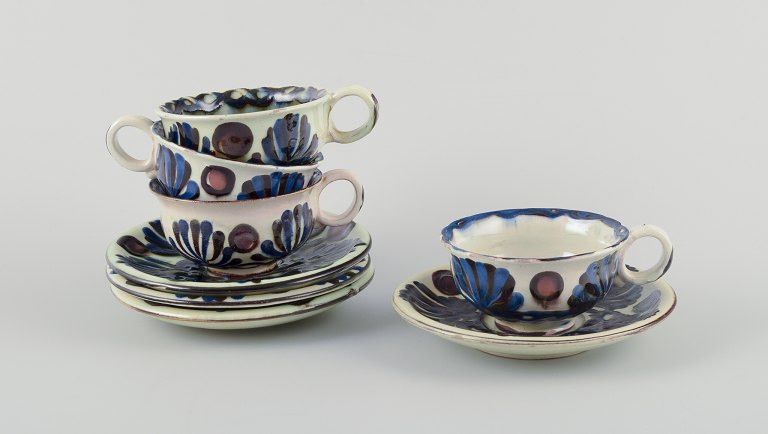 Nils Joakim Kähler for Kähler. Et sæt på fire ”Marguerit” tekopper og 
underkopper af glaseret stentøj.