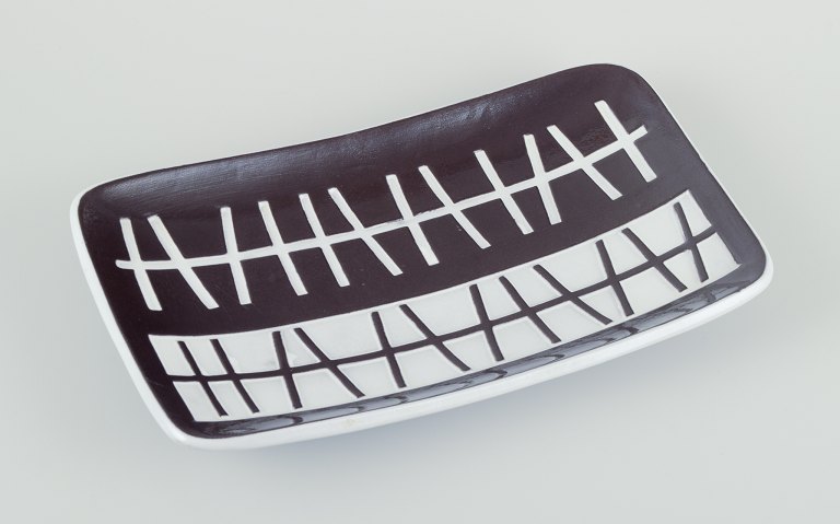 Ingrid Atterberg for Upsala Ekeby.
Oblong ceramic dish. Brown and white glaze.