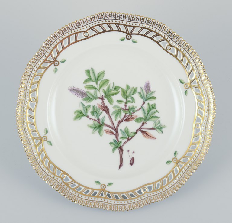 Royal Copenhagen Flora Danica, gennembrudt tallerken i håndmalet porcelæn med 
blomster og gulddekoration.