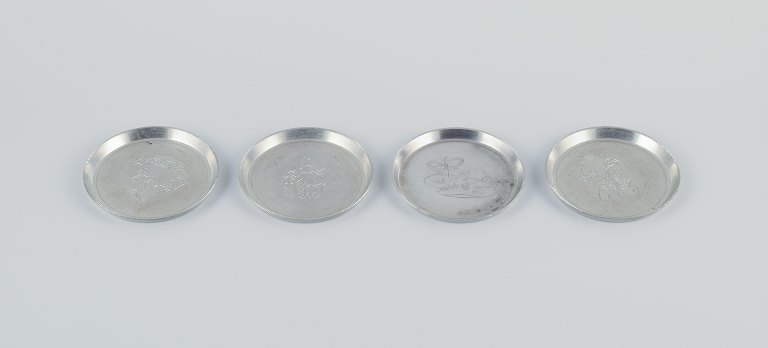 Just Andersen, et sæt på fire glasbakker af tin.
Rillet kant. Med indridsede motiver fra eventyr.