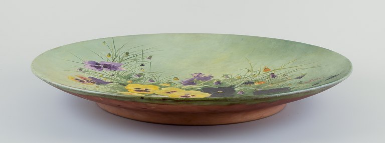 Eva Jancke-Björk (1882–1981) for Rörstrand, Sweden. Colossal wall plaque made of 
chamotte clay.
Hand-painted with floral motif.
