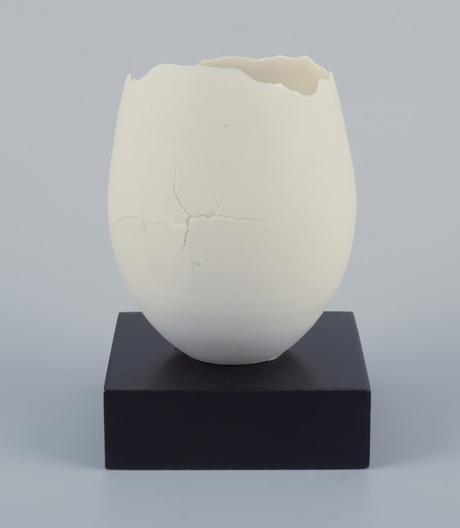 Brigitte Linde, Swedish ceramicist.
Unique egg of white porcelain. On black wooden base.