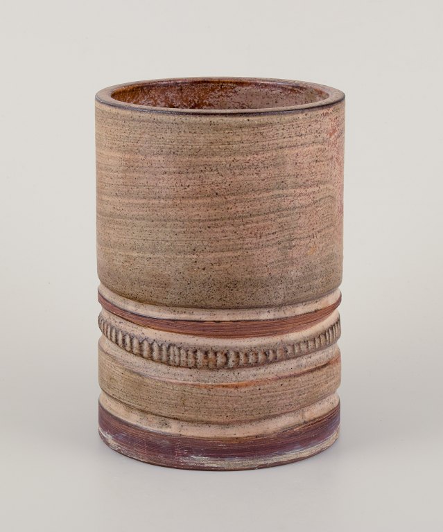 Irma Yourstone, svensk keramiker. Eget værksted.
Vase af stentøj.