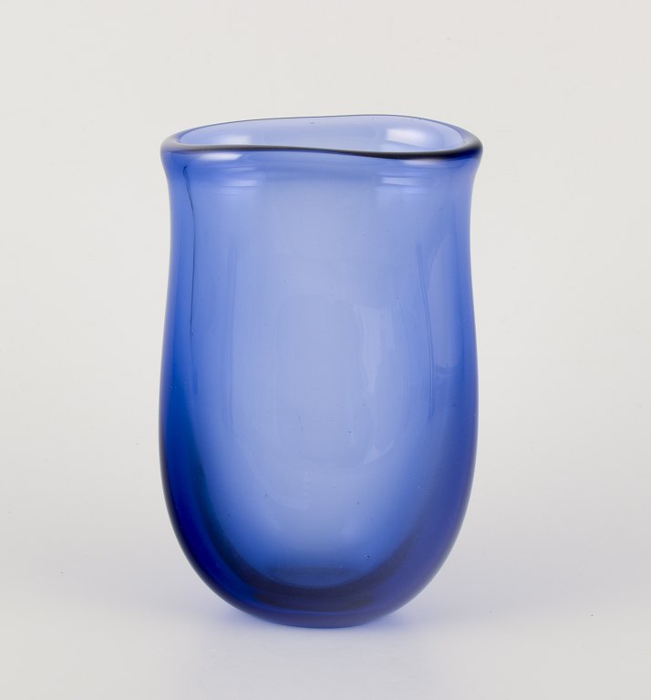 Per Lütken for Holmegaard.
Unika vase i blåt kunstglas.