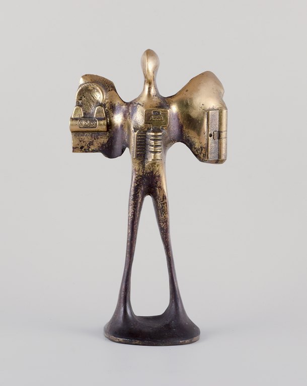 Stor bronzeskulptur. Forestillende mand med vinger.
Unika skulptur i massiv og tung kvalitet.