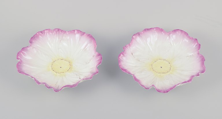 Two French Art Nouveau bowls in faience.
Floral motif. Hand-painted in yellow and pink.