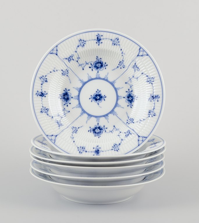 Royal Copenhagen Musselmalet Riflet.
Et sæt på seks dybe tallerkener.