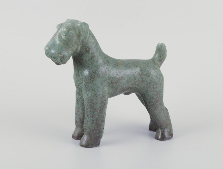 Arne Bang (1901-1983), stor Terrier af keramik.
Krystalglasur i grønne nuancer.