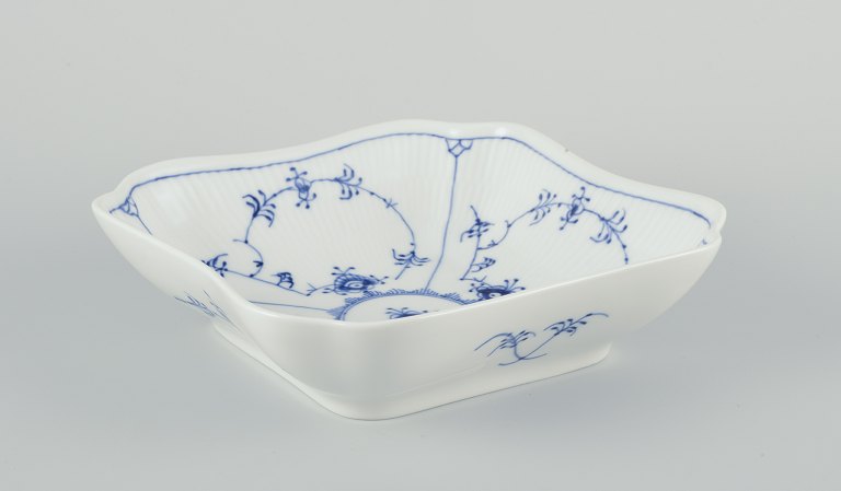 Royal Copenhagen Musselmalet Riflet.
Firkantet skål af porcelæn.