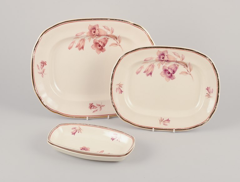 Arabia, Finland.
Six pieces of ‘Myrna’ faience. Consisting of three serving dishes in different 
sizes.