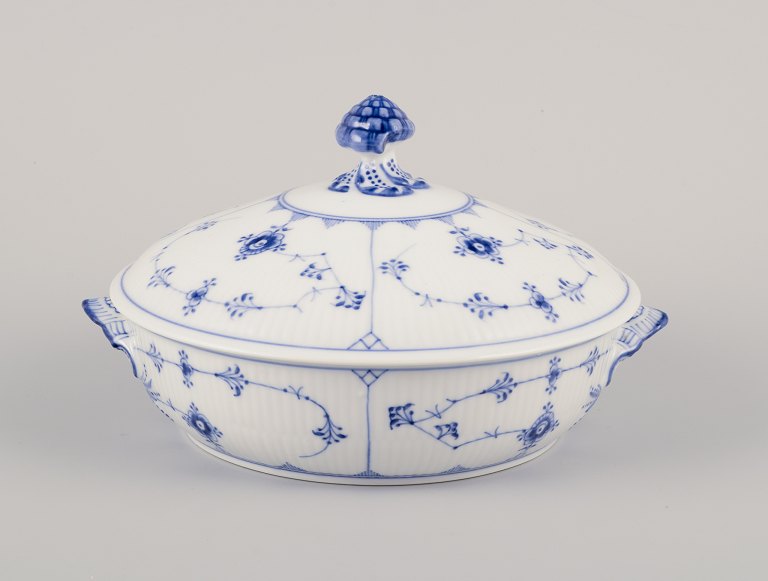 Royal Copenhagen Blue Fluted Plain.
Round lidded tureen hand-painted in blue.
