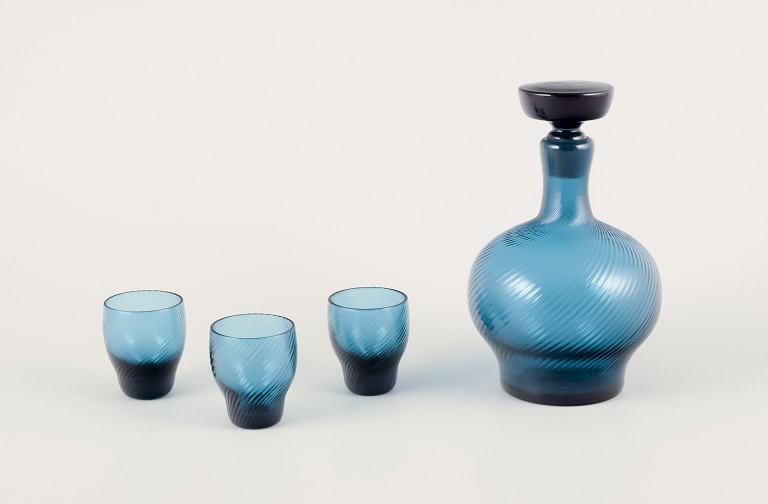Signe Persson-Melin, Swedish glass artist.
Carafe with three cups.