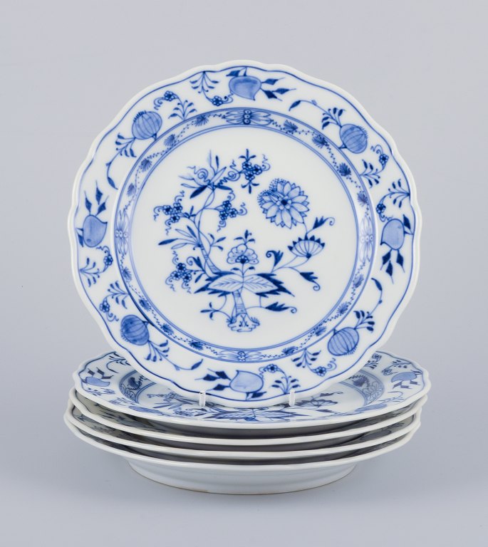 Meissen, Tyskland. 
Et sæt på fem ”Løgmønstret” tallerkener af porcelæn.
