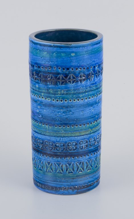 Aldo Londi for Bitossi, Italien. Vase i Rimini-blå glaseret keramik med 
geometriske mønstre. Cylinderformet.