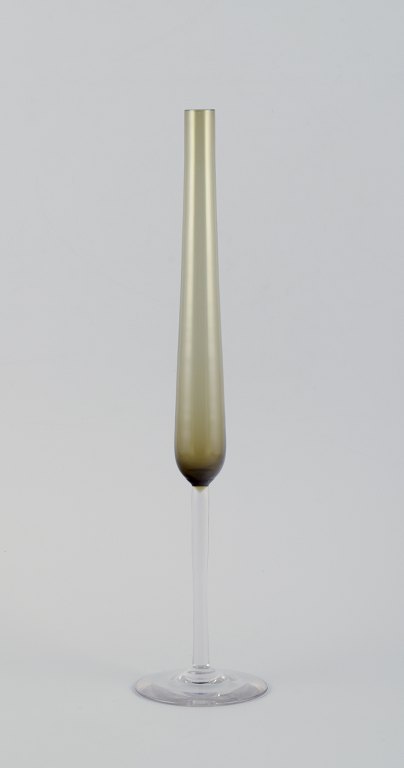 Bengt Orup (1916-1996), svensk glaskunstner, for Johansfors, Sverige.
”Tulipanvase” på fod. Høj og slank.