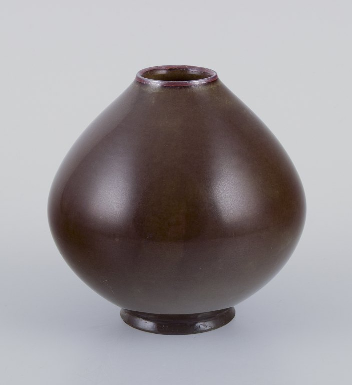 Royal Copenhagen, vase af keramik.