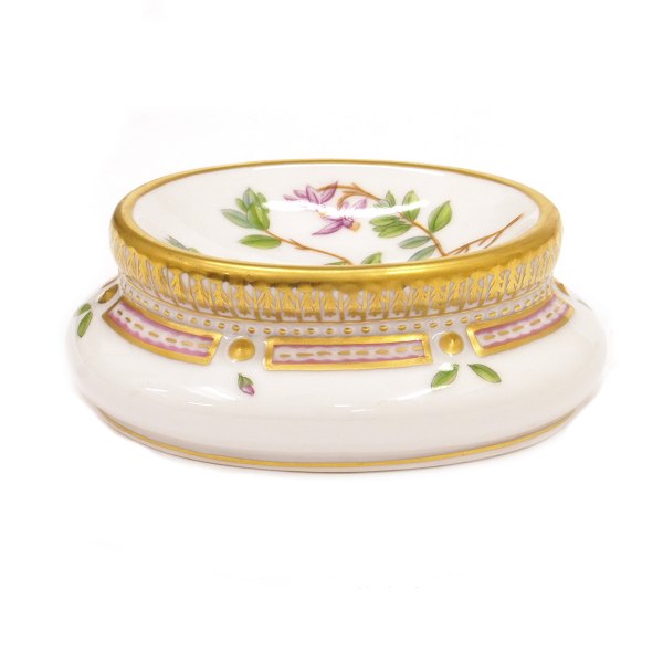 Royal Copenhagen Flora Danica salt dish 3625. "Oxycoccus palustris Rupr.". H: 
4,5cm. L: 11cm