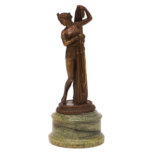 Grand Tour mid 19-century Venus bronzesculpture signed "Sommer Napoli" circa 
1850. H: 30cm