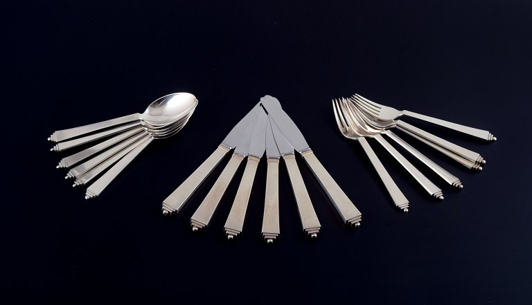 Georg Jensen Pyramide.
Complete six-person dinner service in sterling silver.